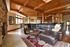 Blue Mountain-Luxurious BlueSkiGeorge chalet ,hot tub , pool ,gas fireplace Blue Mountains